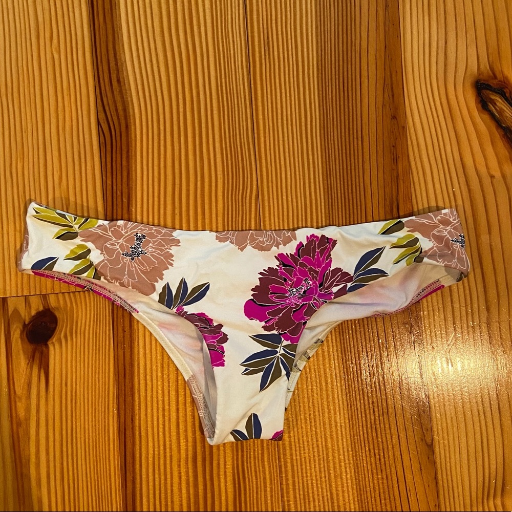 NWOT Billabong Cheeky Bikini Bottoms